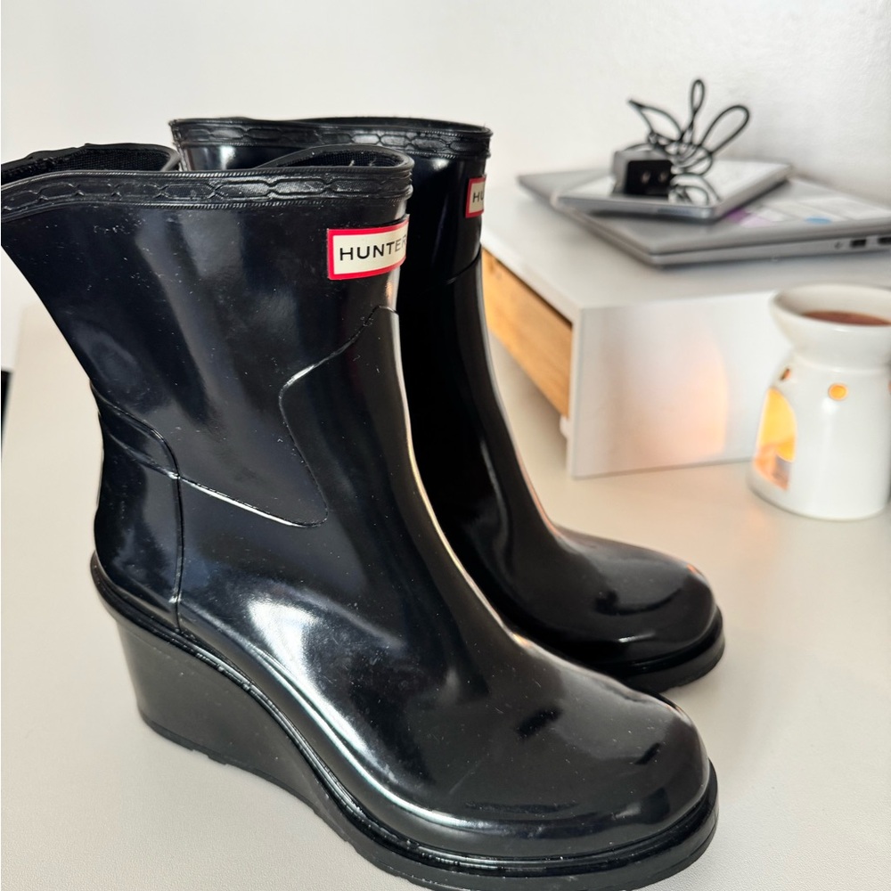 Hunter Women's Glossy Black Wedge Boots